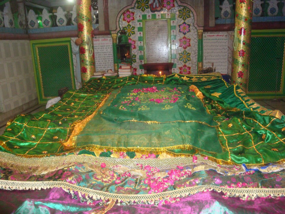 Close view of the noble grave of Khwaja Baqi Billah
